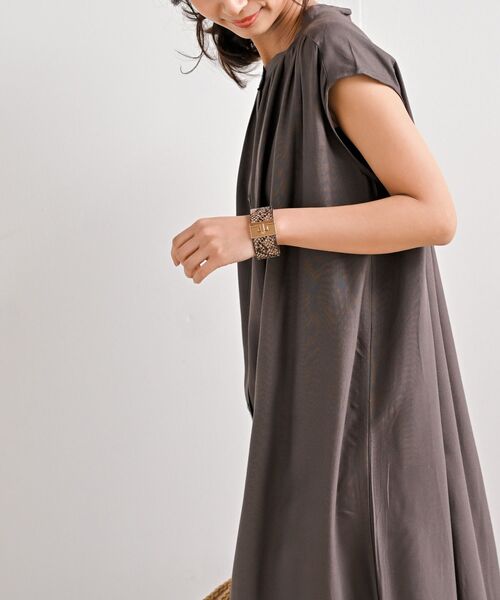 rps（アールピーエス）の「レーヨン前開きフレンチスリーブワンピース（ワンピース・レディース・オフホワイト/ブラック/ダークブラウン/ダークグリーン/ブルーグリーン/チャコールグレー/グレイッシュブルー・M/フリー）」の20枚目の写真