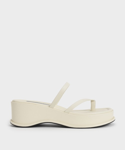 CHARLES & KEITH（チャールズ & キース）の「ストラッピー フラットフォームサンダル / Strappy Flatform Sandals（サンダル・レディース・ブラック/オフホワイト/イエロー・23.5cm/25cm/25.5cm/23cm/24.5cm/22.5cm）」の2枚目の写真