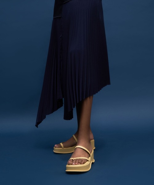 CHARLES & KEITH（チャールズ & キース）の「ストラッピー フラットフォームサンダル / Strappy Flatform Sandals（サンダル・レディース・ブラック/オフホワイト/イエロー・23.5cm/25cm/25.5cm/23cm/24.5cm/22.5cm）」の17枚目の写真