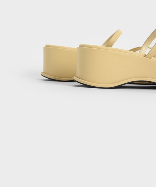 CHARLES & KEITH（チャールズ & キース）の「ストラッピー フラットフォームサンダル / Strappy Flatform Sandals（サンダル・レディース・ブラック/オフホワイト/イエロー・23.5cm/25cm/25.5cm/23cm/24.5cm/22.5cm）」の20枚目の写真