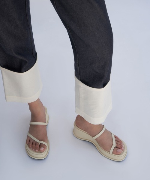 CHARLES & KEITH（チャールズ & キース）の「ストラッピー フラットフォームサンダル / Strappy Flatform Sandals（サンダル・レディース・ブラック/オフホワイト/イエロー・23.5cm/25cm/25.5cm/23cm/24.5cm/22.5cm）」の4枚目の写真