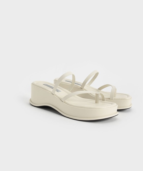 CHARLES & KEITH（チャールズ & キース）の「ストラッピー フラットフォームサンダル / Strappy Flatform Sandals（サンダル・レディース・ブラック/オフホワイト/イエロー・23.5cm/25cm/25.5cm/23cm/24.5cm/22.5cm）」の5枚目の写真