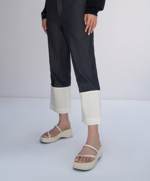 CHARLES & KEITH（チャールズ & キース）の「ストラッピー フラットフォームサンダル / Strappy Flatform Sandals（サンダル・レディース・ブラック/オフホワイト/イエロー・23.5cm/25cm/25.5cm/23cm/24.5cm/22.5cm）」の6枚目の写真