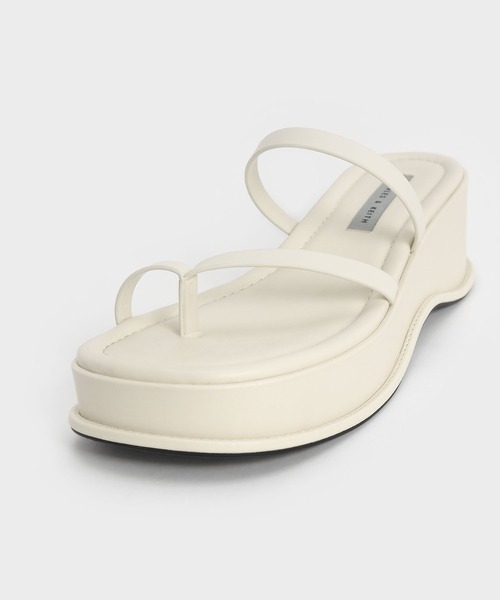 CHARLES & KEITH（チャールズ & キース）の「ストラッピー フラットフォームサンダル / Strappy Flatform Sandals（サンダル・レディース・ブラック/オフホワイト/イエロー・23.5cm/25cm/25.5cm/23cm/24.5cm/22.5cm）」の7枚目の写真