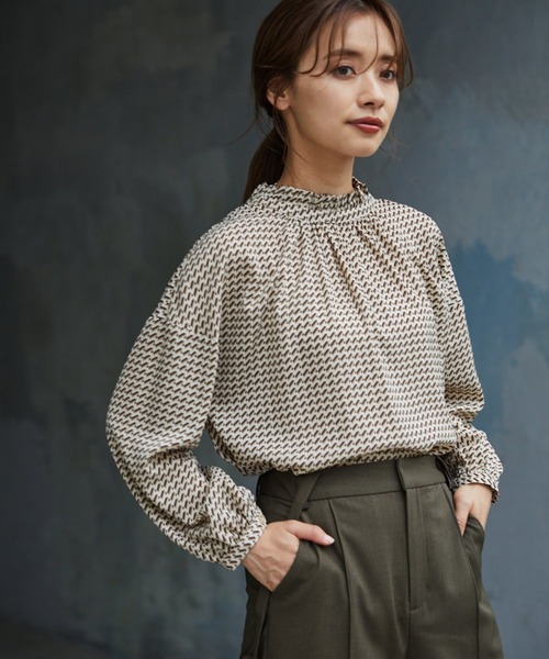 mysty woman（ミスティウーマン）の「アソート柄2WAYフェミニンブラウス 956382（シャツ/ブラウス・レディース・アイボリー/ブラック/ブラック系/ライトブラウン/オフホワイト/ホワイト/ブラウン系/ベージュ/ボルドー・FREE）」の4枚目の写真