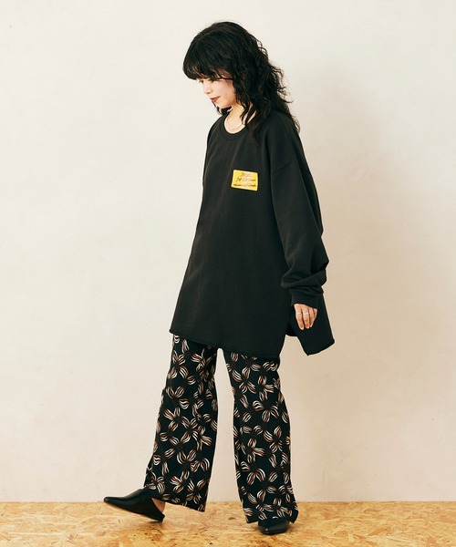 JOURNAL STANDARD relume（ジャーナルスタンダード　レリューム）の「CALIFORNIA スリット オーバーサイズスウェット（スウェット・メンズ・ブラック/ベージュ/ネイビー/イエロー/グリーン・M/L）」の2枚目の写真