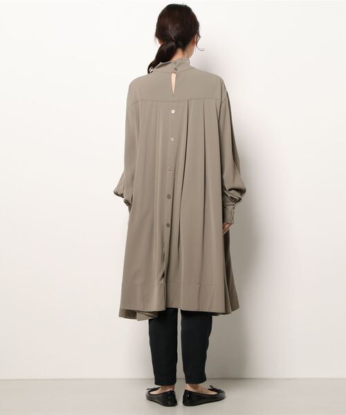 LUGIVA（ルギヴァ）の「スタンドネックロングブラウス（シャツ/ブラウス・レディース・ブラック/ベージュ・M）」の14枚目の写真