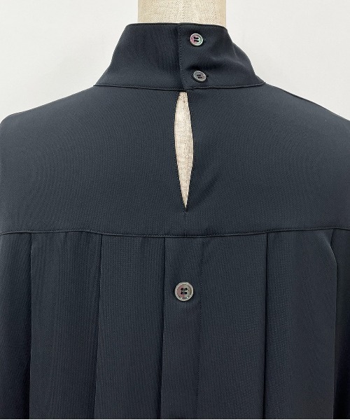 LUGIVA（ルギヴァ）の「スタンドネックロングブラウス（シャツ/ブラウス・レディース・ブラック/ベージュ・M）」の4枚目の写真