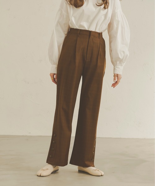 Ambre Neige(アンブルネージュ)の「サイドボタンセミフレアパンツ/【WEB/EC限定商品】(その他パンツ・レディース・ブラウン系その他/ベージュ/ライトブラウン・FREE/MEDIUM/SMALL)」の11枚目の写真