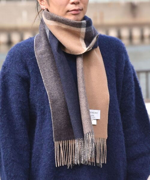 SHIPS（シップス）の「SHIPS: カシミヤ ダブルフェイス パネル マフラー（マフラー・メンズ・ブラック/ベージュ/ネイビー/ブルー/グリーン・ONE SIZE）」の4枚目の写真