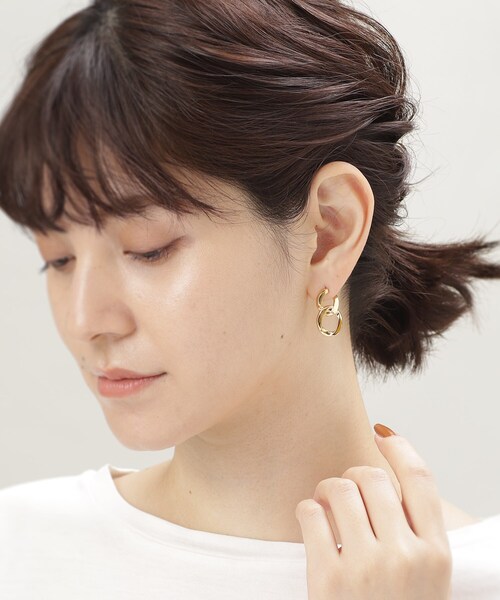 COCOSHNIK ONKITSCH(ココシュニックオンキッチュ)の「シルバー チェーンピアス カーブチェーンダブル GP(ピアス(両耳用)・レディース・ホワイト系その他7・00)」の9枚目の写真