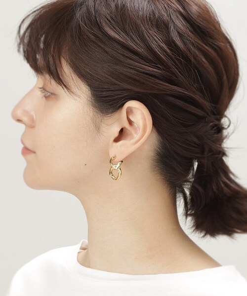 COCOSHNIK ONKITSCH(ココシュニックオンキッチュ)の「シルバー チェーンピアス カーブチェーンダブル GP(ピアス(両耳用)・レディース・ホワイト系その他7・00)」の8枚目の写真