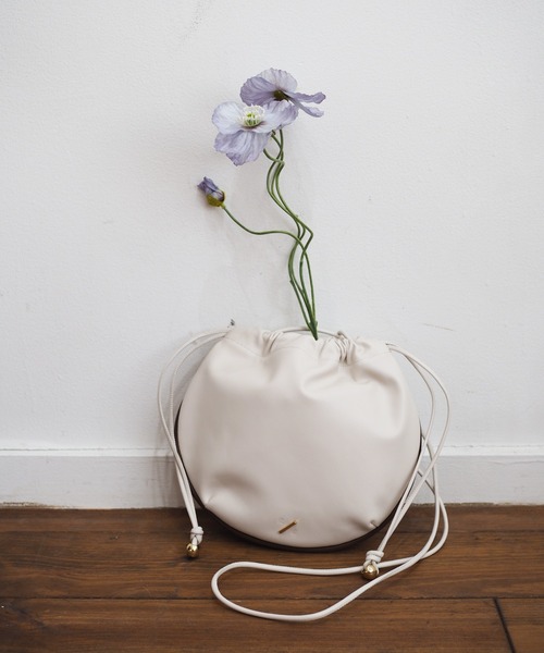 R/b nestle to BEAURE(アールビー)の「Rb カウレザー 2tone Round Drawstring Shoulder(ショルダーバッグ・レディース・ブラウン/ブラック/ベージュ/アイボリー・FREE)」の18枚目の写真