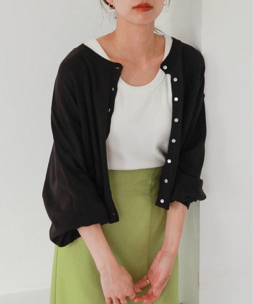 feepur(フェピュール)の「配色ボタンクルーニットカーディガン(カーディガン/ボレロ・レディース・オフホワイト/ピンク/ブラック/グリーン/ホワイト×ブラック/ブルー・MEDIUM)」の4枚目の写真