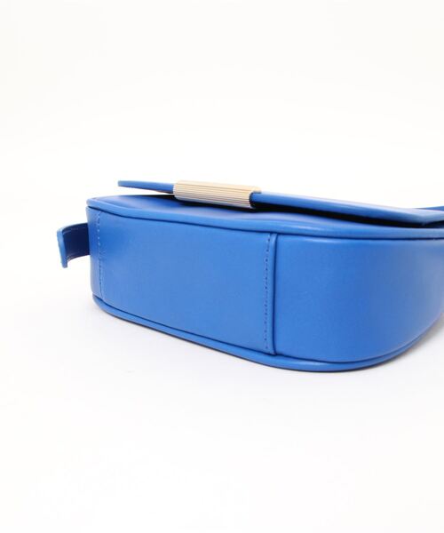 Ted Baker（テッドベーカー）の「BAGIRA カーブバゲット クロスボディバッグ（ショルダーバッグ・レディース・ブラック/ブルー/ナチュラル・O/S）」の4枚目の写真