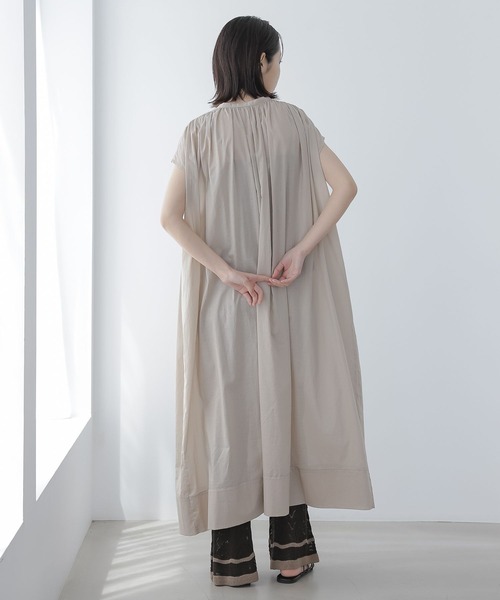 LAKOLE（ラコレ）の「ギャザースリーブレスワンピース / 281673（ワンピース・レディース・ブラック/ライトベージュ/グリーン・SMALL/MEDIUM）」の10枚目の写真