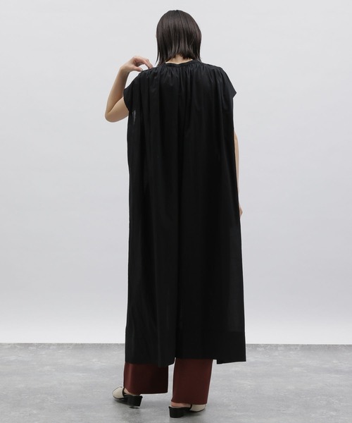 LAKOLE（ラコレ）の「ギャザースリーブレスワンピース / 281673（ワンピース・レディース・ブラック/ライトベージュ/グリーン・SMALL/MEDIUM）」の11枚目の写真