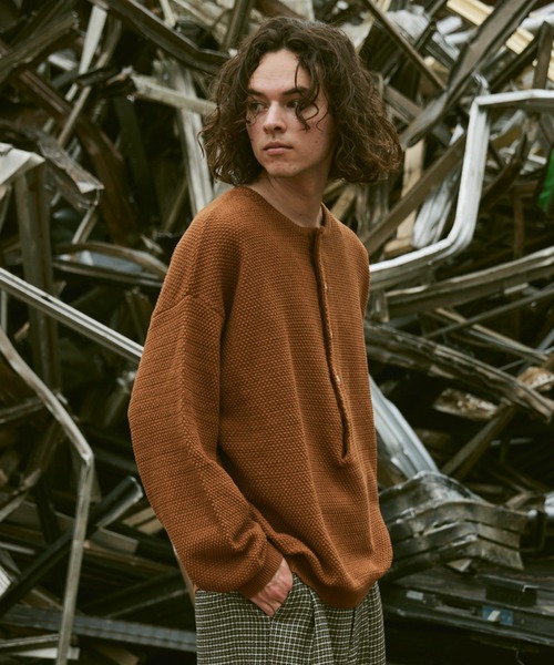 CASPER JOHN（キャスパージョン）の「Deep henry neck knit