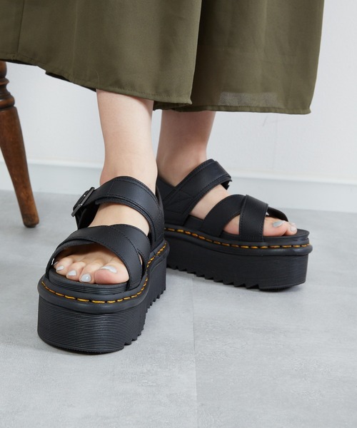 And A（アンドエー）の「Dr.Martens ドクターマーチン / Voss II Quad ヴォスII クアッド 厚底レザークロスストラップサンダル（サンダル・レディース・ホワイト/ブラック・23cm/24cm）」の7枚目の写真