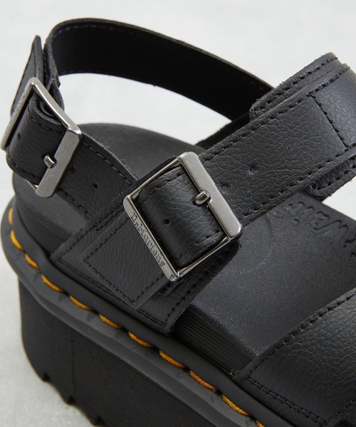 And A（アンドエー）の「Dr.Martens ドクターマーチン / Voss II Quad ヴォスII クアッド 厚底レザークロスストラップサンダル（サンダル・レディース・ホワイト/ブラック・23cm/24cm）」の15枚目の写真