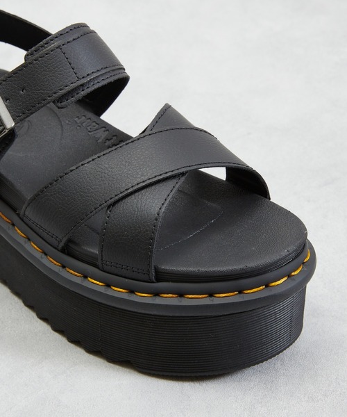 And A（アンドエー）の「Dr.Martens ドクターマーチン / Voss II Quad ヴォスII クアッド 厚底レザークロスストラップサンダル（サンダル・レディース・ホワイト/ブラック・23cm/24cm）」の16枚目の写真