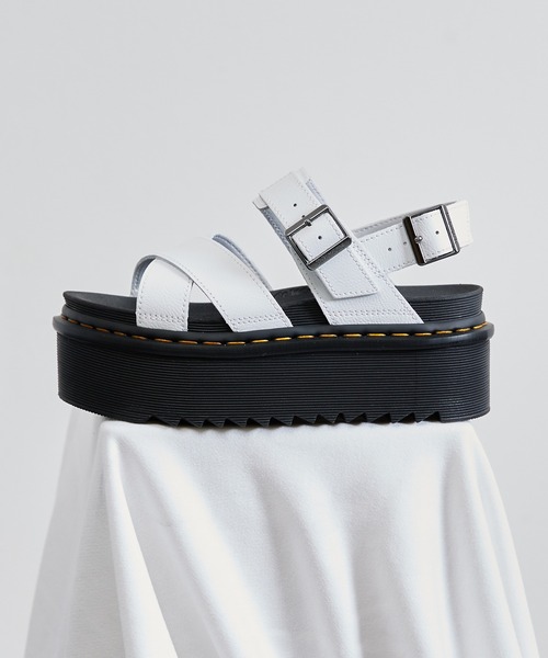 And A（アンドエー）の「Dr.Martens ドクターマーチン / Voss II Quad ヴォスII クアッド 厚底レザークロスストラップサンダル（サンダル・レディース・ホワイト/ブラック・23cm/24cm）」の3枚目の写真