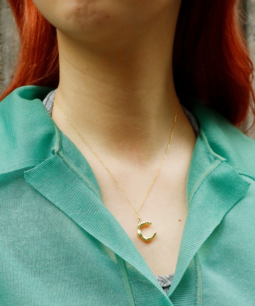 BONVO（ボンボ）の「BONVO/ボンボ LETTER PENDANT ペンダント ネックレス イニシャルネックレス ゴールド（ネックレス・レディース・K/H/C/T/Y/F/S/R/N/M/A/E/J・45cm）」の3枚目の写真