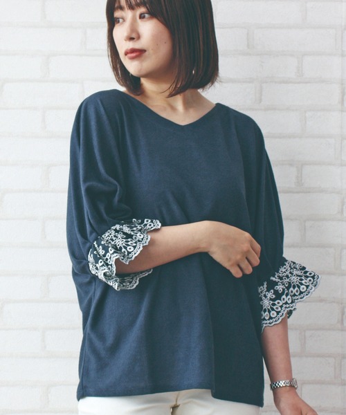 BELLUNA PLUS(ベルーナ)の「かのこ素材刺しゅうデザインプルオーバー(Tシャツ/カットソー・レディース・ネイビー/ブルー/イエロー・MEDIUM/LARGE/X-LARGE)」の1枚目の写真
