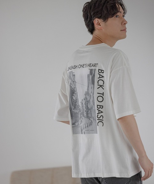 LAKOLE(ラコレ)の「バックフォトプリントTシャツ / 276584(Tシャツ/カットソー・メンズ・ライトブルー/ベージュ/ホワイト/ブラック・X-LARGE/LARGE/MEDIUM)」の2枚目の写真