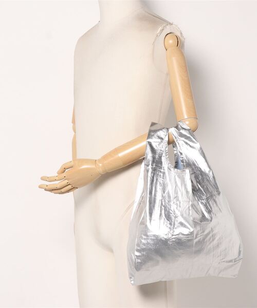 yuw（ユウ）の「ｍｅｔａｌｌｉｃ　Ｂａｂｙ　298439（エコバッグ/サブバッグ・レディース・シルバー/シルバー系その他/ブラック/その他・FREE）」の5枚目の写真