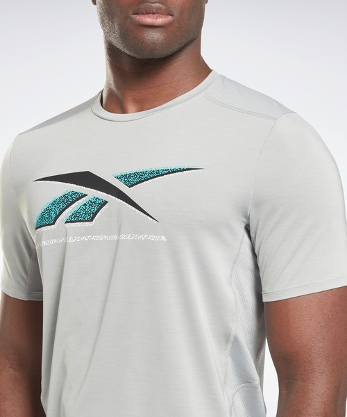 Reebok(リーボック)の「アクティブチル グラフィック アスリート Tシャツ / Activchill Graphic Athlete T-Shirt(Tシャツ/カットソー・メンズ・グレー/パープル/ブラック・SMALL/MEDIUM/LARGE/X-LARGE/XX-LARGE/X-SMALL/XXX-LARGE)」の6枚目の写真