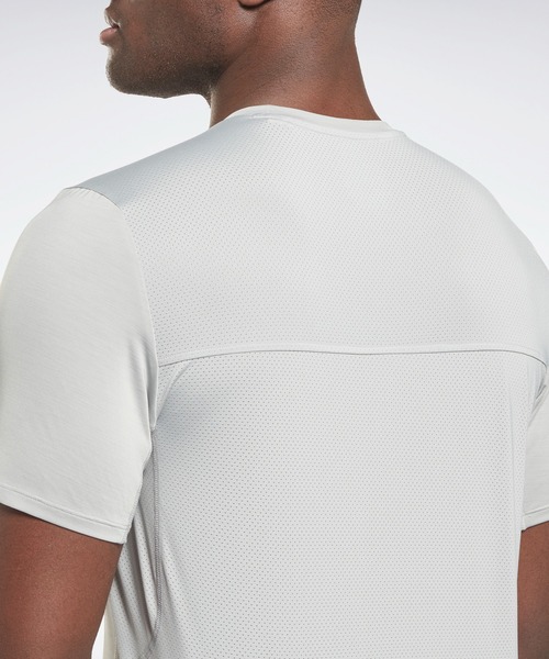 Reebok(リーボック)の「アクティブチル グラフィック アスリート Tシャツ / Activchill Graphic Athlete T-Shirt(Tシャツ/カットソー・メンズ・グレー/パープル/ブラック・SMALL/MEDIUM/LARGE/X-LARGE/XX-LARGE/X-SMALL/XXX-LARGE)」の5枚目の写真