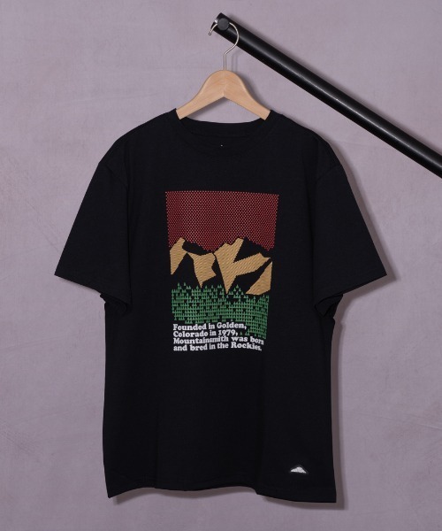 MOUNTAIN SMITH（マウンテンスミス）の「【 MOUNTAIN SMITH / マウンテンスミス 】 ブランド ロゴ グラフィック プリント Tシャツ MS0-00M-221026（Tシャツ/カットソー・メンズ・ホワイト/ブラック/オリーブドラブ・L/XL/M/S）」の3枚目の写真