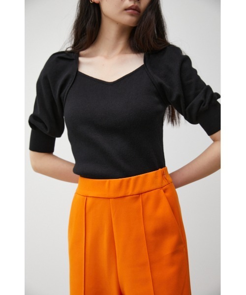 AZUL by moussy(アズールバイマウジー)の「IRREGULAR NECK PUFF KNIT(ニット/セーター・レディース・ブラック/ダークグリーン/マジェンタ/ライトベージュ・SMALL/MEDIUM)」の2枚目の写真