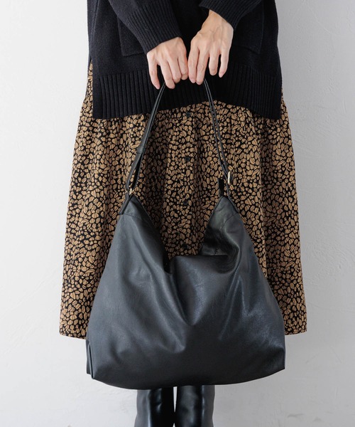 LEPSIM（レプシィム）の「フェイクレザーBIGショルダーバッグ　123146（ショルダーバッグ・レディース・ブラック/アイボリー/グレイッシュベージュ・ONE SIZE）」の3枚目の写真