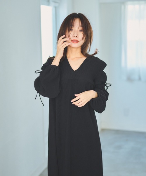N WITH.(エヌウィズ)の「プリーツロングワンピース/ウエスト切替デザイン × リラックスシルエット(ワンピース・レディース・ブラック/ベージュ/カーキブラウン・FREE)」の2枚目の写真
