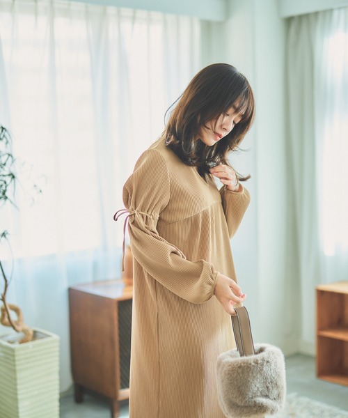 N WITH.(エヌウィズ)の「プリーツロングワンピース/ウエスト切替デザイン × リラックスシルエット(ワンピース・レディース・ブラック/ベージュ/カーキブラウン・FREE)」の8枚目の写真