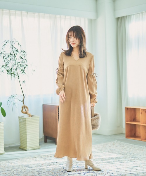 N WITH.(エヌウィズ)の「プリーツロングワンピース/ウエスト切替デザイン × リラックスシルエット(ワンピース・レディース・ブラック/ベージュ/カーキブラウン・FREE)」の5枚目の写真