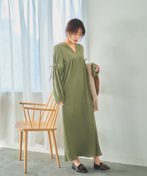 N WITH.(エヌウィズ)の「プリーツロングワンピース/ウエスト切替デザイン × リラックスシルエット(ワンピース・レディース・ブラック/ベージュ/カーキブラウン・FREE)」の11枚目の写真