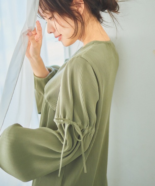 N WITH.(エヌウィズ)の「プリーツロングワンピース/ウエスト切替デザイン × リラックスシルエット(ワンピース・レディース・ブラック/ベージュ/カーキブラウン・FREE)」の14枚目の写真