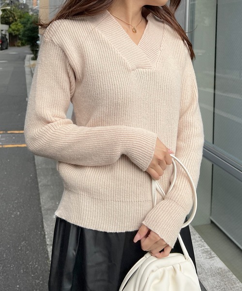 Lamoa(ラモア)の「Lamoa/Vネック リブニット プルオーバー(ニット/セーター・レディース・グレー/ブルー/アイボリー/ネイビー・FREE)」の2枚目の写真