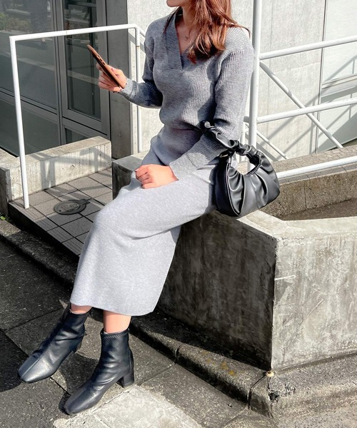 Lamoa(ラモア)の「Lamoa/Vネック リブニット プルオーバー(ニット/セーター・レディース・グレー/ブルー/アイボリー/ネイビー・FREE)」の5枚目の写真