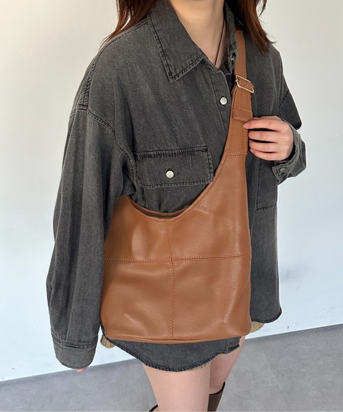 apres jour mignon（アプレジュールミニョン）の「【apresjour mignon×ARIAZ】ポーチ付きフェイクレザートートバッグ（ショルダーバッグ・レディース・ブラウン系その他/ブラック・ONESIZE）」の2枚目の写真