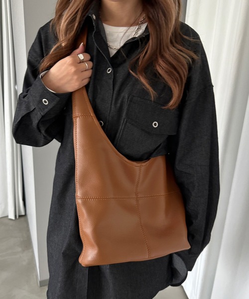 apres jour mignon（アプレジュールミニョン）の「【apresjour mignon×ARIAZ】ポーチ付きフェイクレザートートバッグ（ショルダーバッグ・レディース・ブラウン系その他/ブラック・ONESIZE）」の5枚目の写真