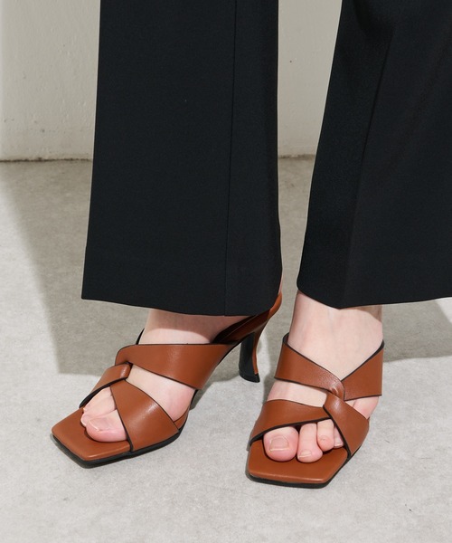 Lui's（ルイス）の「ツイストデザインミュール（サンダル・レディース・ブラック/ブラウン・23.5/24.5/23.5cm/24.5cm）」の2枚目の写真