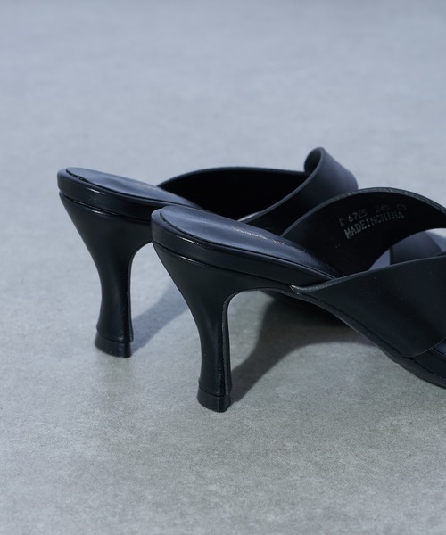 Lui's（ルイス）の「ツイストデザインミュール（サンダル・レディース・ブラック/ブラウン・23.5/24.5/23.5cm/24.5cm）」の4枚目の写真