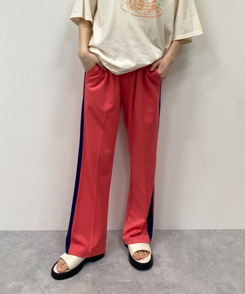 FOREVER 21（フォーエバー トゥエンティーワン）の「配色ラインジャージパンツ（スウェットパンツ・レディース・レッド系その他/グリーン/ブルー/ブラック・MEDIUM/SMALL）」の4枚目の写真