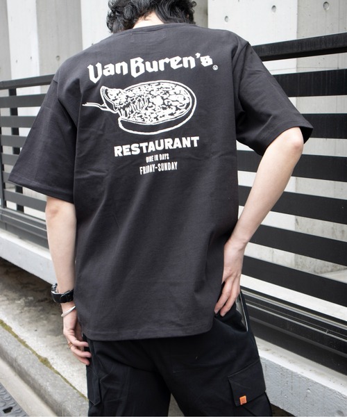 UNIVERSAL OVERALL(ユニバーサルオーバーオール)の「ユニバーサルオーバーオール プリントTシャツ / ロゴTシャツ / RESTAURANT TEE(Tシャツ/カットソー・メンズ・ブラック×レッド/ブラック×ホワイト/ホワイト×レッド・M/L/S/XL)」の2枚目の写真