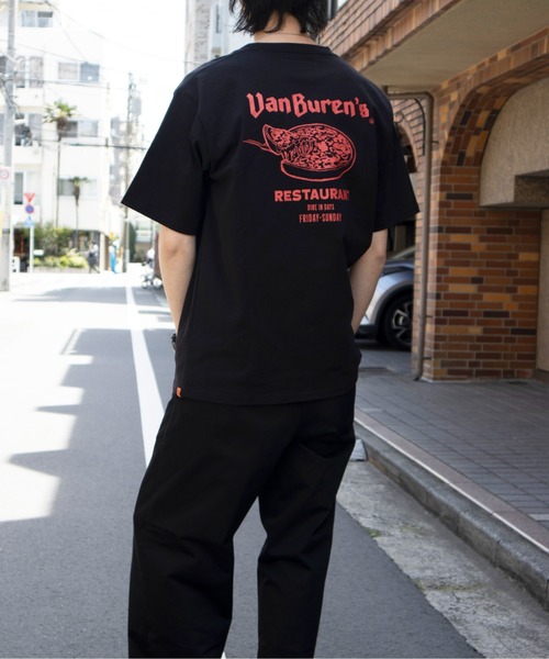 UNIVERSAL OVERALL(ユニバーサルオーバーオール)の「ユニバーサルオーバーオール プリントTシャツ / ロゴTシャツ / RESTAURANT TEE(Tシャツ/カットソー・メンズ・ブラック×レッド/ブラック×ホワイト/ホワイト×レッド・M/L/S/XL)」の8枚目の写真