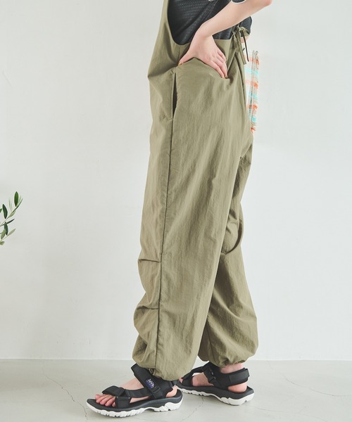 Crisp（クリスプ）の「ナイロンキャミサロペット（サロペット/オーバーオール・レディース・ブラック/カーキ・FREE）」の8枚目の写真